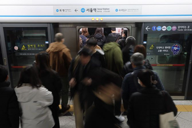 서울지하철 제1노조인 전국민주노동조합총연맹 소속 서울교통공사노조가 사측과의 임금 및 단체협상 결렬을 선언하면서 12일 첫차부터 파업에 돌입한다. 사진은 11일 서울지하철 4호선 서울역 플랫폼에서 승객들이 지하철 승하차를 하고 있다. (사진= 연합뉴스)