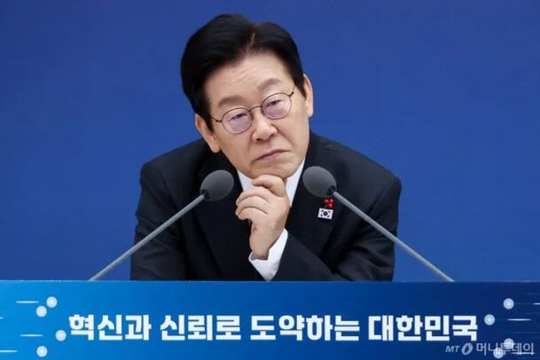 이재명 대통령이 12일 세종시 정부세종컨벤션센터에서 과학기술정보통신부·개인정보보호위원회 업무보고를 받고 있다. (대통령실통신사진기자단)