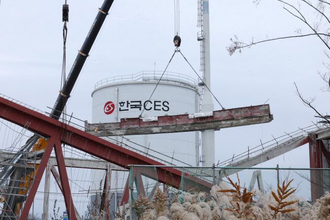 광주대표도서관 붕괴 사고 사흘째인 13일 오전 광주 서구 치평동 사고 현장에서 크레인이 철골 구조물을 옮기고 있다. (사진= 연합뉴스)