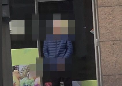 서울 강서구 염창동의 한 아파트 상가 앞 버스정류장 옆에서 음란행위를 한 80대 남성. (사진=연합뉴스)