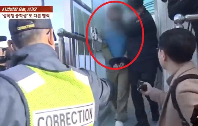 A군이 호송차에서 내리고 있는 모습. (사진=JTBC 사건반장 캡처)