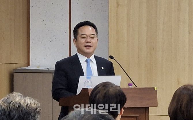 국회 정무위원회 민병덕 더불어민주당 의원이 15일 국회에서 한은이 주장하는 ‘은행 지분 51%룰’에 대해 “기득권”이라며 공개 비판하고 나섰다. (사진=최훈길 기자)