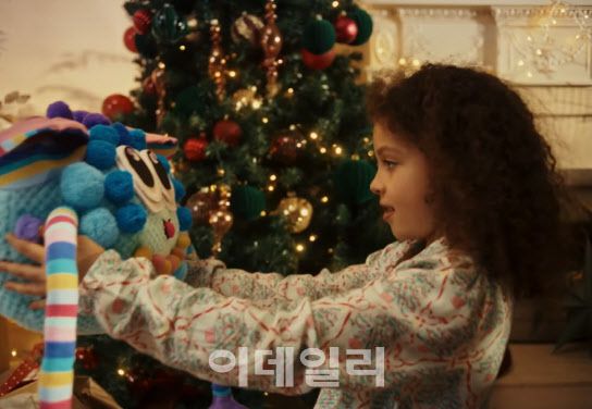 삼성UK가 선뵌 ‘A Friend for Christmas’ 광고(사진=삼성UK 유튜브)