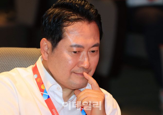 [이데일리 노진환 기자] 장동혁 국민의힘 당대표가 28일 오후 인천 중구 용유로 인천국제공항공사 항공교육원에서 열린 2025 국민의힘 국회의원 연찬회에 생각에 잠겨있다.