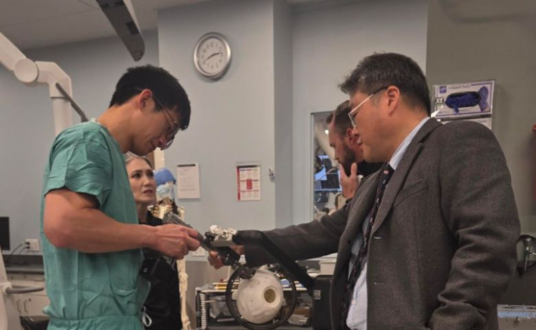 지난 10월 미국에서 열린 정위기능신경외과학회(ASSFN)에 참석한 장원석 교수가 해외 의료진에게 직접 지니언트 크래니얼을 활용한 핸즈온 워크숍을 시연하고 있다. (사진=고영테크놀러지)