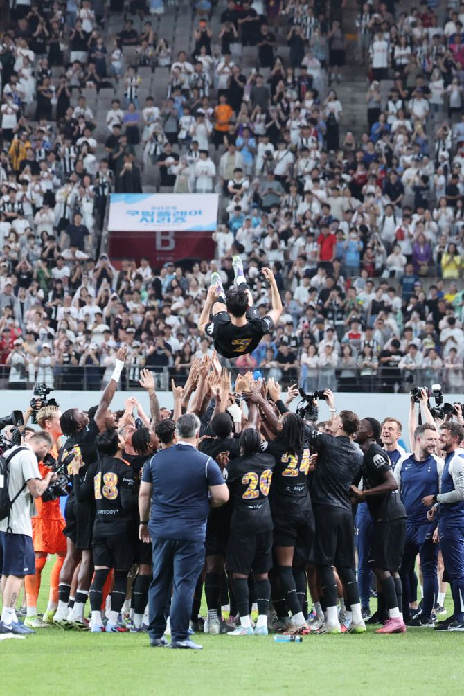 손흥민이 8월 3일 서울월드컵경기장에서 열린 2025 쿠팡플레이 시리즈 뉴캐슬 유나이티드와의 친선경기가 끝난 뒤 동료 선수들로부터 헹가래를 받고 있다. 사진=연합뉴스