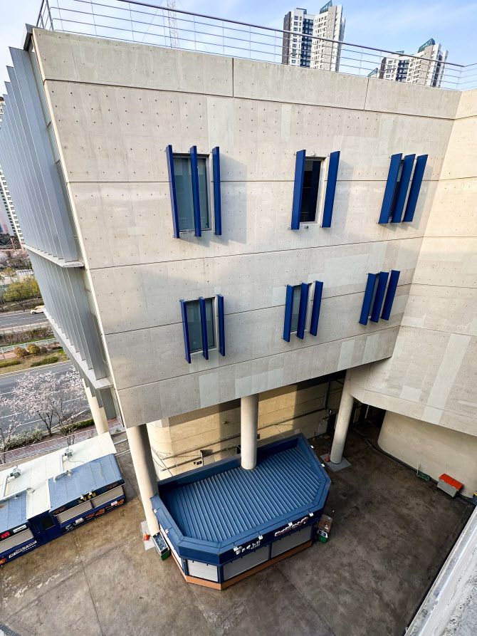 구장 창문 마감 자재가 떨어져 인명 사고가 일어난 창원NC파크. 사진=연합뉴스