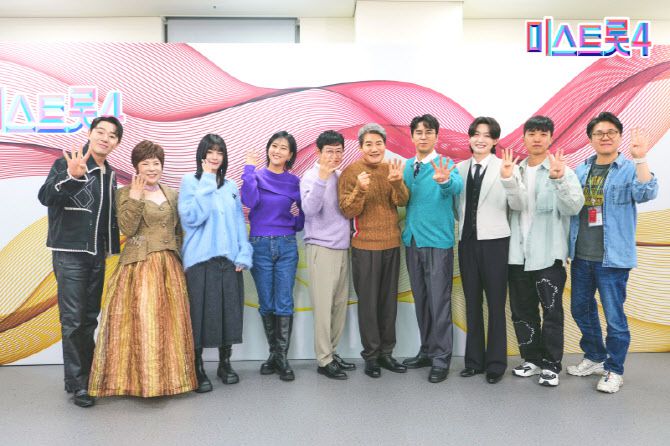 왼쪽부터 붐, 김연자, 모니카, 장윤정, 이경규, 진성, 장민호, 김용빈, 임지훈 PD, 민병주 CP(사진=TV조선)