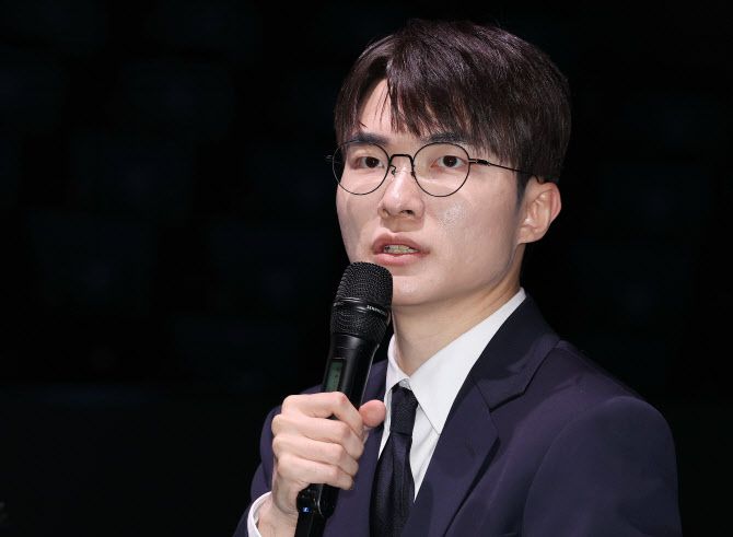 리그 오브 레전드(LoL) e스포츠 게임단 T1의 ‘페이커’ 이상혁이 18일 서울 종로구 롤파크에서 열린 기자간담회에서 질문에 답하고 있다. 사진=연합뉴스