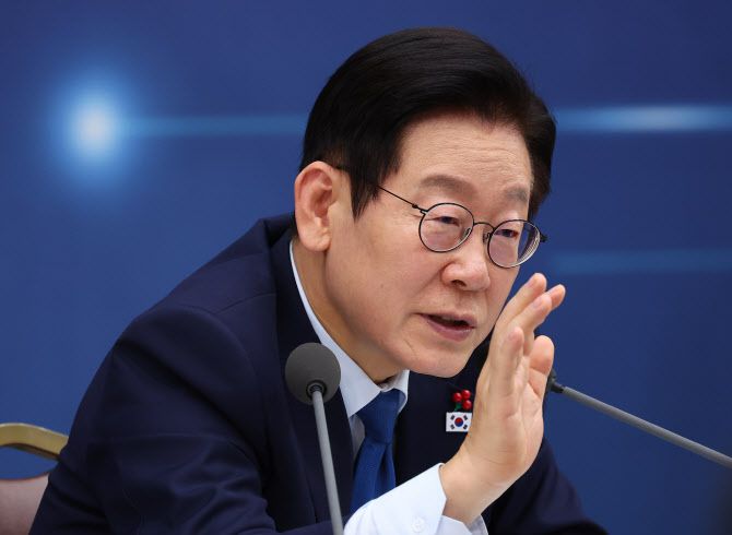 이재명 대통령이 지난 17일 정부세종컨벤션센터에서 열린 산업부·중기부·지재처 업무보고에서 김용선 지식재산처장에게 질문하고 있다. (사진=연합뉴스)