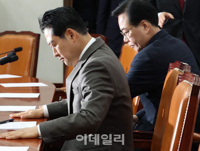 [이데일리 노진환 기자] 장동혁 국민의힘 당대표와 송언석 원내대표가 4일 오전 서울 여의도 국회에서 열린 최고위원회의에 참석하고 있다.