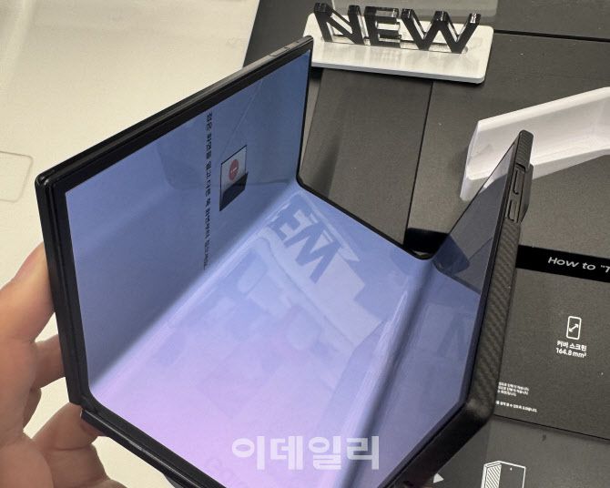 삼성스토어 홍대 매장에서 체험해본 ‘갤럭시 Z 트라이폴드’. 사진=권하영 기자