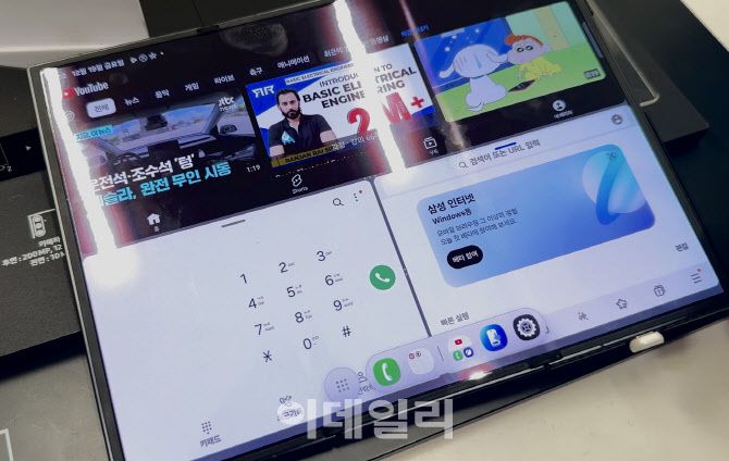 삼성스토어 홍대 매장에서 체험해본 ‘갤럭시 Z 트라이폴드’. 사진=권하영 기자