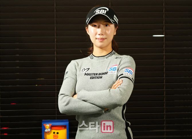 이동은이 최근 서울 반포동의 지애드스포츠 사무실에서 이데일리와 인터뷰를 진행한 뒤 사진 촬영을 하고 있다.(사진=이데일리 골프in 조원범 기자)