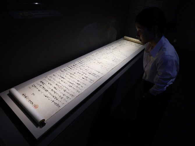 지난 11월 27일 서울 용산구 국립중앙박물관에서 ‘우리들의 이순신’ 전시 언론공개회에서 참석자가 ‘도요토미 히데요시 주인장’을 둘러보고 있다. (사진=연합뉴스)