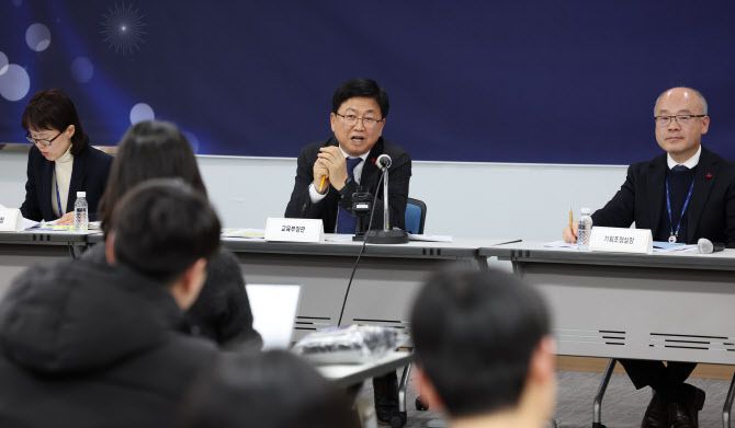 최교진 교육부 장관이 지난 22일 정부세종청사에서 취임 100일 기념 간담회를 열고 발언하고 있다. (사진=교육부)