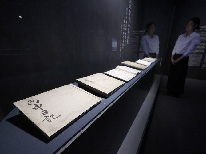 지난 11월 27일 서울 용산구 국립중앙박물관에서 ‘우리들의 이순신’ 전시 언론공개회에서 참석자가 ‘난중일기’ 친필본 등을 둘러보고 있다. (사진=연합뉴스)