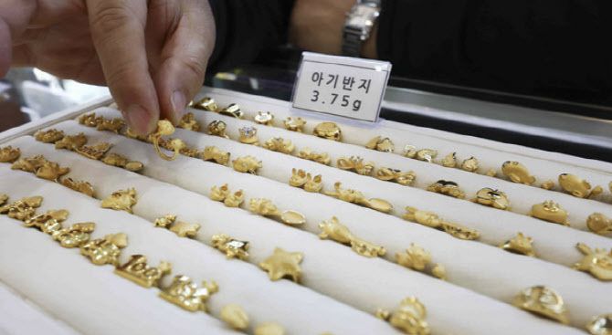 서울 종로구 한국금거래소 종로본점에서 직원이 금 돌반지를 들어보이고 있다. 국내 금가격은 연일 사상 최고치를 갈아치우고 있다. (사진=뉴시스)