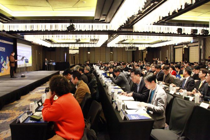 한국증권학회, 한국경영학회, 한국금융학회, 한국금융공학회, 한국재무관리학회, 한국지급결제학회, 한국회계학회가 23일 서울 종로구 포시즌스호텔 서울에서 ‘원화 스테이블코인을 통한 K금융 대전환’ 심포지엄(후원 카카오)을 공동 주최했다. 차현진 교수는 이번 심포지엄 토론 시간에 청중석에서 공개 발언을 통해 스테이블코인 관련 의견을 제시했다. (사진=한국증권학회)