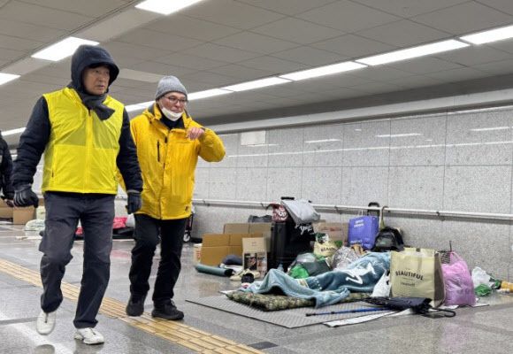 오세훈 서울시장이 25일 오후 서울역광장 인근 지하보도를 찾아, 한파 대비 거리노숙인 보호 현장을 점검하고 있다. (사진=서울시 제공)