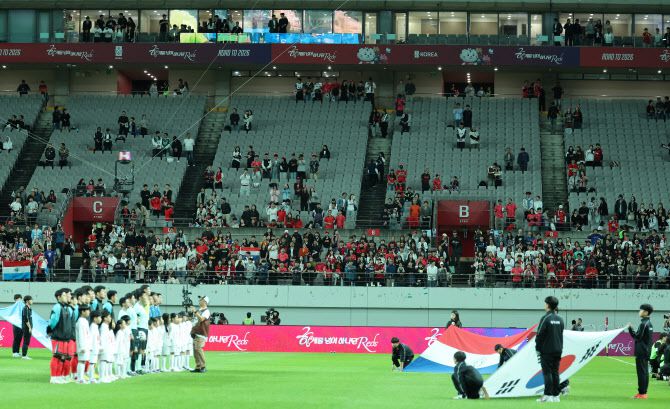 10월 서울월드컵경기장에서 열린 파라과이전 관중 수는 10년 만에 3만 명 아래인 2만 2206명에 그쳤다. 사진=연합뉴스