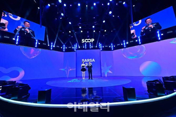 서수길(오른쪽) SOOP 대표가 27일 서울 마포구 SOOP 콜로세움에서 열린 2025 SOOP 스트리머 대상에서 내년 AI 전략을 소개하고 있다.(사진=SOOP)