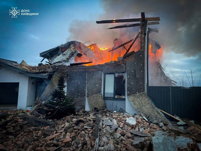 지난 23일 우크라이나 키이우에서 러시아의 이른 아침 드론·미사일 공습으로 크게 파손된 주택이 불타고 있다. (사진=로이터)