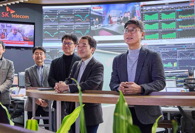 정재헌 CEO(사진 오른쪽 첫번째)가 한명진 통신 CIC 사장(오른쪽 두번째)과 네트워크 종합상황실에서 비상 대응 체계를 점검하는 모습