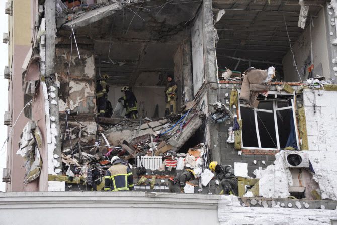 27일(현지시간) 러시아의 공격으로 손상된 우크라이나 키이우에 위치한 주거용 건물.(사진=AFP)