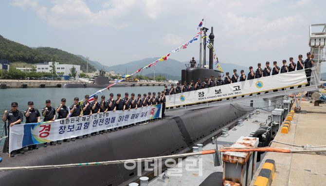 장보고함 승조원들이 2020년 6월 1일 안전항해 30만 마일 달성을 축하하며 기념촬영을 하고 있다. (사진=해군)