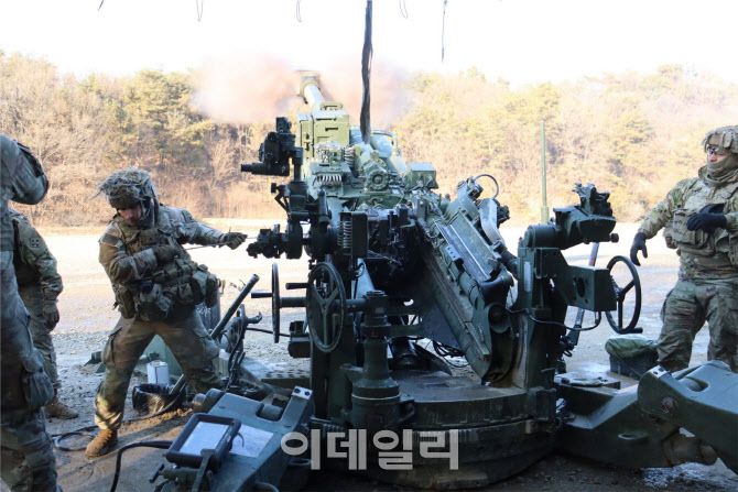 12월 8일부터 19일까지 로드리게스 훈련장에서 실시한 연합 포병 사격 간, 미 M777 견인포 사격을 실시하고 있다. (사진=합참)