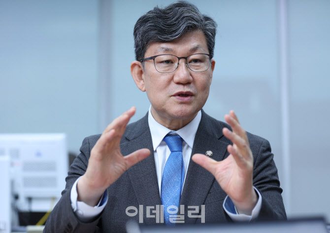 김남근 더불어민주당 의원이 22일 서울 여의도 국회 의원회관에서 이데일리와 인터뷰를 하고 있다.(사진=이데일리 노진환 기자)