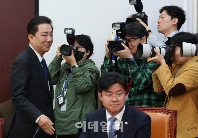 [이데일리 노진환 기자] 김병기 더불어민주당 원내대표가 30일 서울 여의도 국회에서 열린 원내대책회의에 참석하고 있다. 김 원내대표는 이날 본인에 대한 각종 의혹으로 사퇴 의사를 밝혔다.