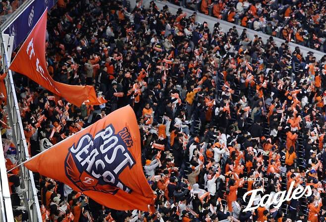 대전 한화생명볼파크에서 열린 프로야구 2025 신한 SOL뱅크 KBO 포스트시즌 한국시리즈 5차전 LG 트윈스와 한화 이글스의 경기에서 한화팬이 응원을 펼치고 있다.(사진=뉴스1)