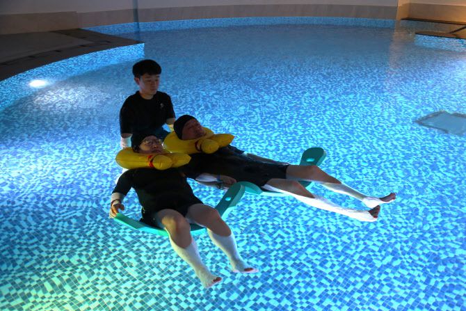 물속에서 내면의 평화를 찾는 완도해양치유센터의 명상풀 프로그램 (사진=한국관광공사)