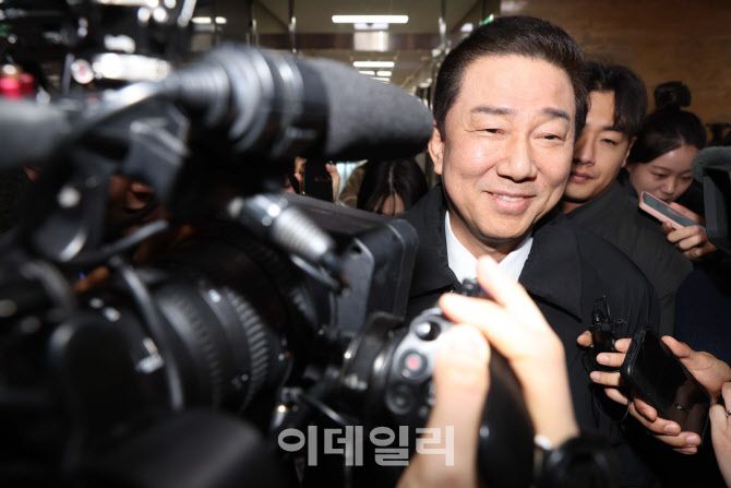 [이데일리 노진환 기자] 본인 의혹과 관련해 원내대표직을 사퇴한 김병기 더불어민주당 의원이 30일 서울 여의도 국회를 나서며 취재진의 질문을 받고 있다.