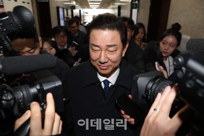 [이데일리 노진환 기자] 본인 의혹과 관련해 원내대표직을 사퇴한 김병기 더불어민주당 의원이 30일 서울 여의도 국회를 나서며 취재진의 질문을 받고 있다.