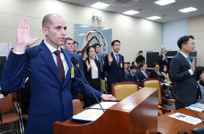 30일 국회에서 열린 ‘쿠팡 침해사고 및 개인정보 유출, 불공정 거래, 노동환경 실태 파악과 재발 방지 대책 마련을 위한 청문회’에서 해럴드 로저스(왼쪽 첫 번째) 쿠팡 임시대표 등이 증인 선서를 하고 있다. 사진=연합뉴스