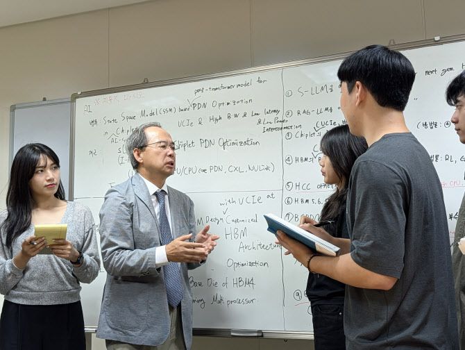 서울과 대전에 집을 두고 오가는 김정호 교수는 오전 7시에 연구실로 출근해 저녁 7시까지 일한다. 그는 “학생들을 통해 공부한다. 너무 재미있다”고 했다,