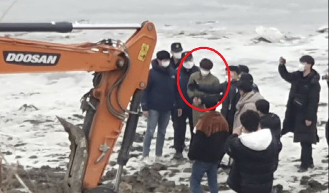 2023년 1월 5일 경기 파주시 공릉천변 일대에서 이기영이 동거녀의 시신을 유기했다고 지목한 장소에 대한 수색이 진행되고 있는 모습. (사진=뉴스1)