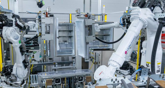 경남 창원 LG스마트파크 냉장고 조립라인에서 로봇팔이 냉장도 도어를 본체에 끼워 넣고 있다.(사진=LG전자)