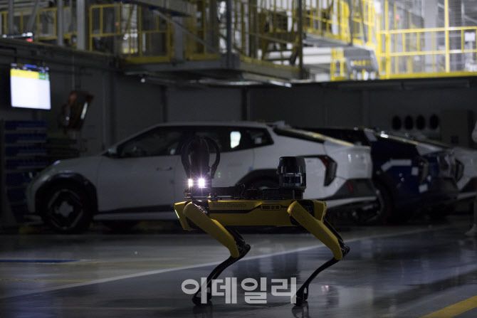 기아 오토랜드 광명 전기차 공장 ‘EVO 플랜트’의 사족로봇 ‘스팟’이 기아 ‘EV4’ 완성차 주변을 순찰 중이다 (사진=이데일리 이영훈 기자)