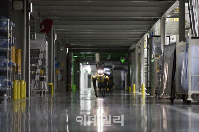 기아 오토랜드 광명 전기차 공장 ‘EVO 플랜트’를 순찰 중인 ‘스팟’ (사진=이데일리 이영훈 기자)