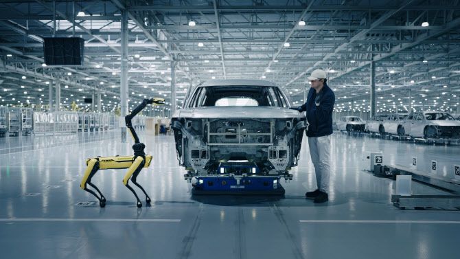 미국 조지아주 현대차그룹메타플랜트아메리카(HMGMA) 차체 공장에서 ‘스팟’이 차체 품질 검사를 하는 모습 (사진=현대차그룹)