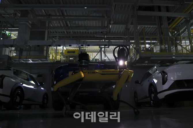 기아 오토랜드 광명 전기차 공장 ‘EVO 플랜트’에서 ‘EV4’ 등 완성차 주변을 순찰하는 ‘스팟’ (사진=이데일리 이영훈 기자)