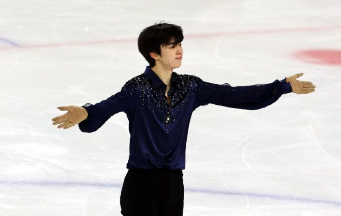 3일 서울 목동아이스링크에서 열린 피겨스케이팅 국가대표 최종 선발전을 겸한 제80회 전국남녀 피겨스케이팅 종합선수권대회 쇼트 프로그램 경기에서 차준환 선수가 연기를 마친 후 관객들에게 인사를 하고 있다. 사진=뉴시스