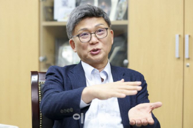 오문성 한양여대 세무회계학과 교수 △1960년 부산 출생 △서강대 경영학 학사 △서울대 대학원 경영학(회계학) 석사 △고려대 대학원 법학(조세법) 박사 및 경영학(회계학) 박사 △성균관대 국정전문대학원 행정학 박사과정 수료 △가톨릭대 상담심리대학원 심리학 석사 △서강대 정보통신대학원 블록체인전공 석사 △공인회계사세무사증권분석사 △한국조세정책학회 회장 △한국납세자연합회 명예회장 △조세심판원 비상임심판관 △기획재정부 세제발전심의위원 △해양수산과학기술진흥원 비상임이사 △한국자산관리공사 기업회생지원위원회 위원장 △전 국세청 국세정보공개심의위원회 위원장 △전 국세청 국세행정개혁위원회 본위원 △전 국세청 국세심사위원 △전 한국도로공사 비상임이사 △전 국회미래연구원 이사 △블록체인 유튜브 오문성의 Pick Show 운영 중. (사진=이영훈 기자)