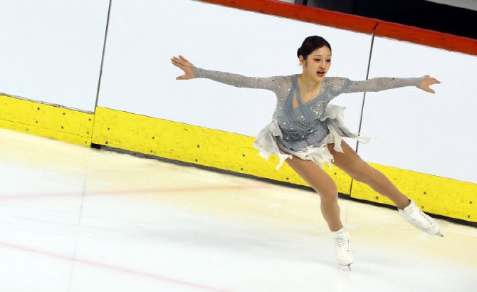3일 서울 목동아이스링크에서 열린 피겨스케이팅 국가대표 최종 선발전을 겸한 제80회 전국남녀 피겨스케이팅 종합선수권대회 쇼트 프로그램 경기에서 신지아 선수가 연기를 펼치고 있다. 사진=뉴시스