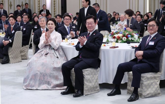 이재명 대통령과 김혜경 여사가 2일 청와대 영빈관에서 열린 신년 인사회에서 시민들의 새해 소망을 담은 영상을 시청하고 있다. (사진 = 연합뉴스)