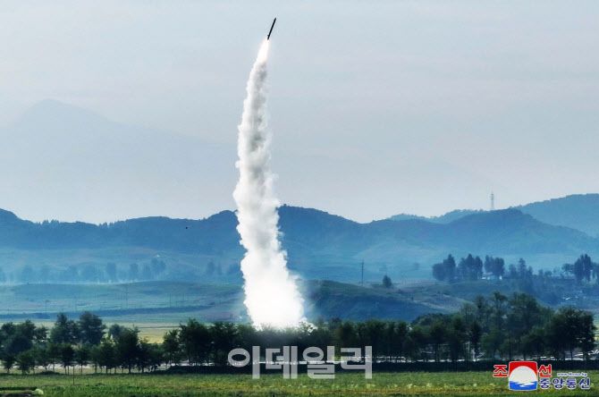 난해 9월 18일 북한이 고중량 재래식 탄두를 장착한 신형 단거리탄도미사일(SRBM) 시험발사 모습[조선중앙통신=연합뉴스 제공]